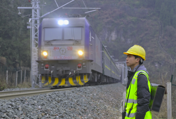 “00后看守工”的首个春运 杨紫轩 李灵