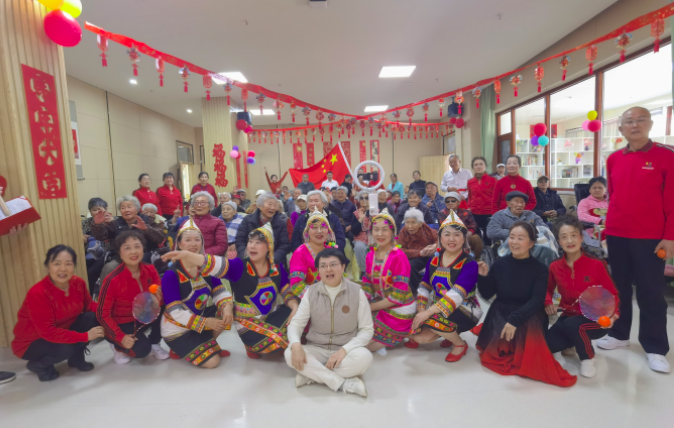 医养院里“两代白发”同贺岁 十龄童压岁钱暖寿辰  ——一心医养2026年春节联欢会暨二月长者集体生日会侧记