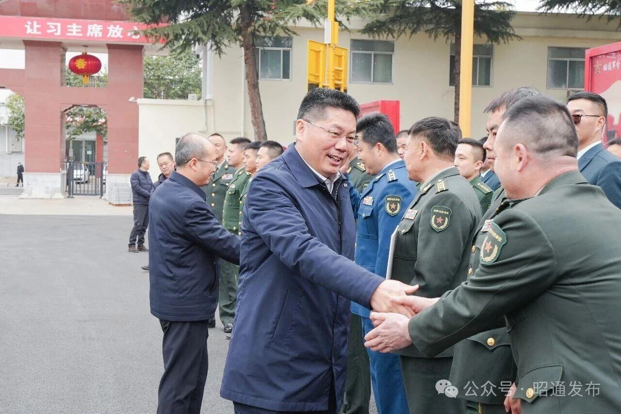 苏永忠冯皓走访慰问驻昭部队