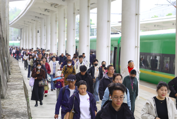 云南：铁路温情护航 苗乡花山节暖意浓