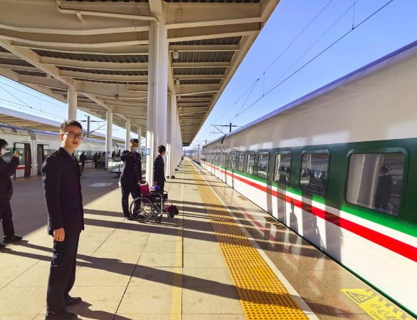 争分夺秒！中老铁路玉溪站暖心接力护患病旅客安康