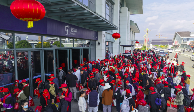 云南铁路开行多趟务工列车 助力地方经济发展