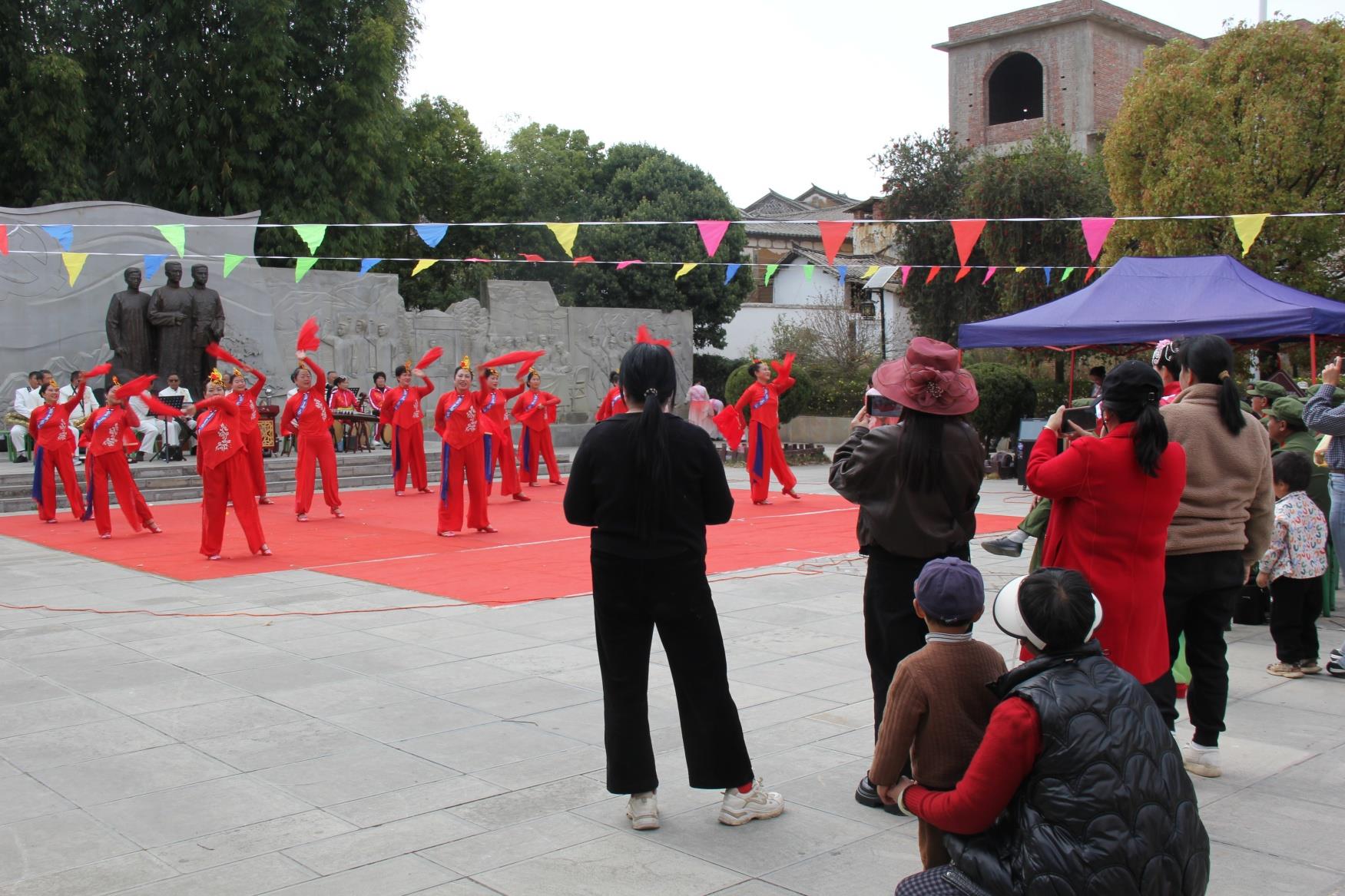 红色歌舞送到村民家门口