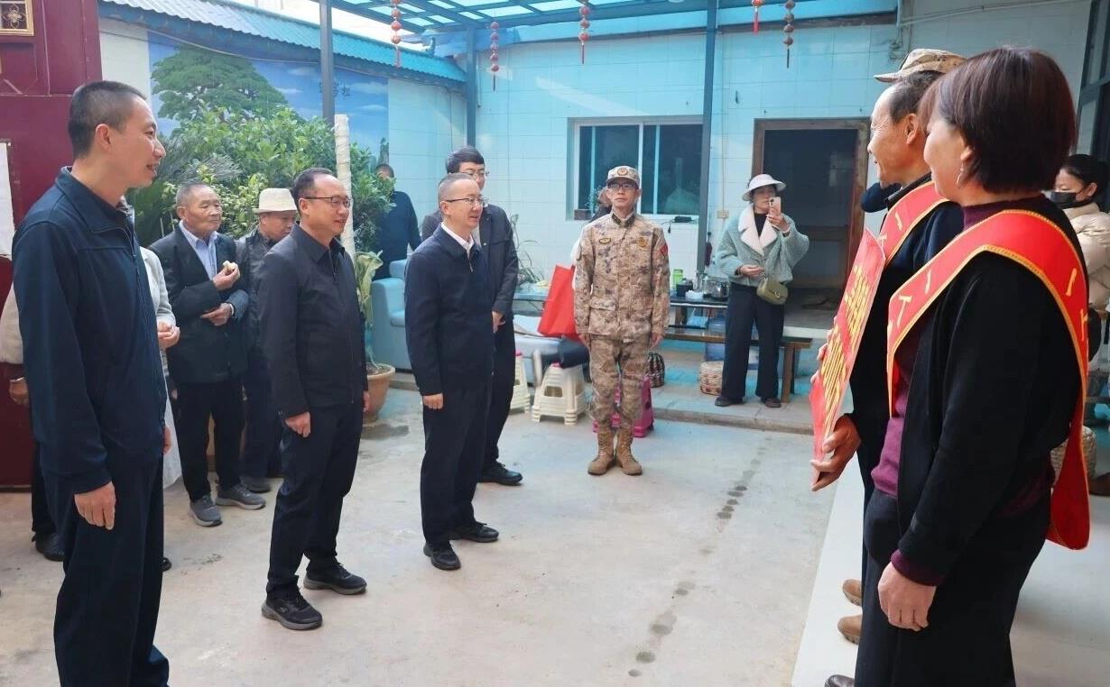 云南祥云县再次把二等功喜报送到两名军人家中