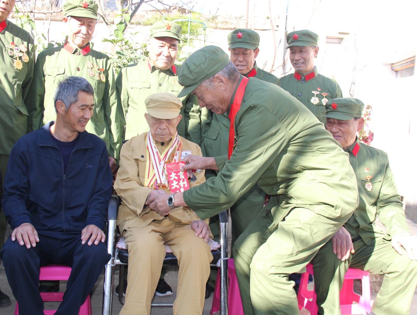 【传承雷锋精神 情暖退役老兵】云南祥云县关爱退役军人协会持续开展学雷锋活动