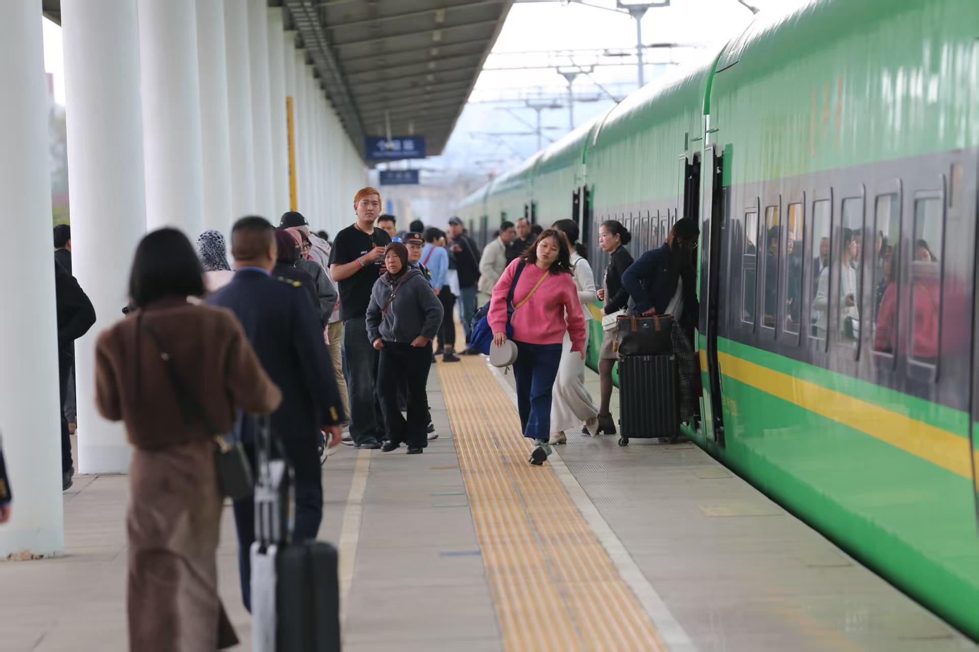 云南铁路优质服务护航个旧梨花节