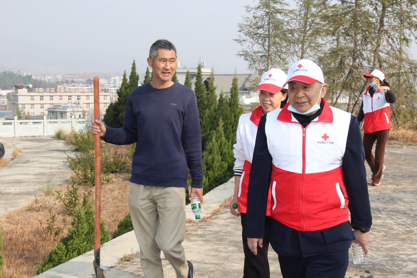 云南祥云太安医院红十字会组织前往烈士陵园开展植树活动