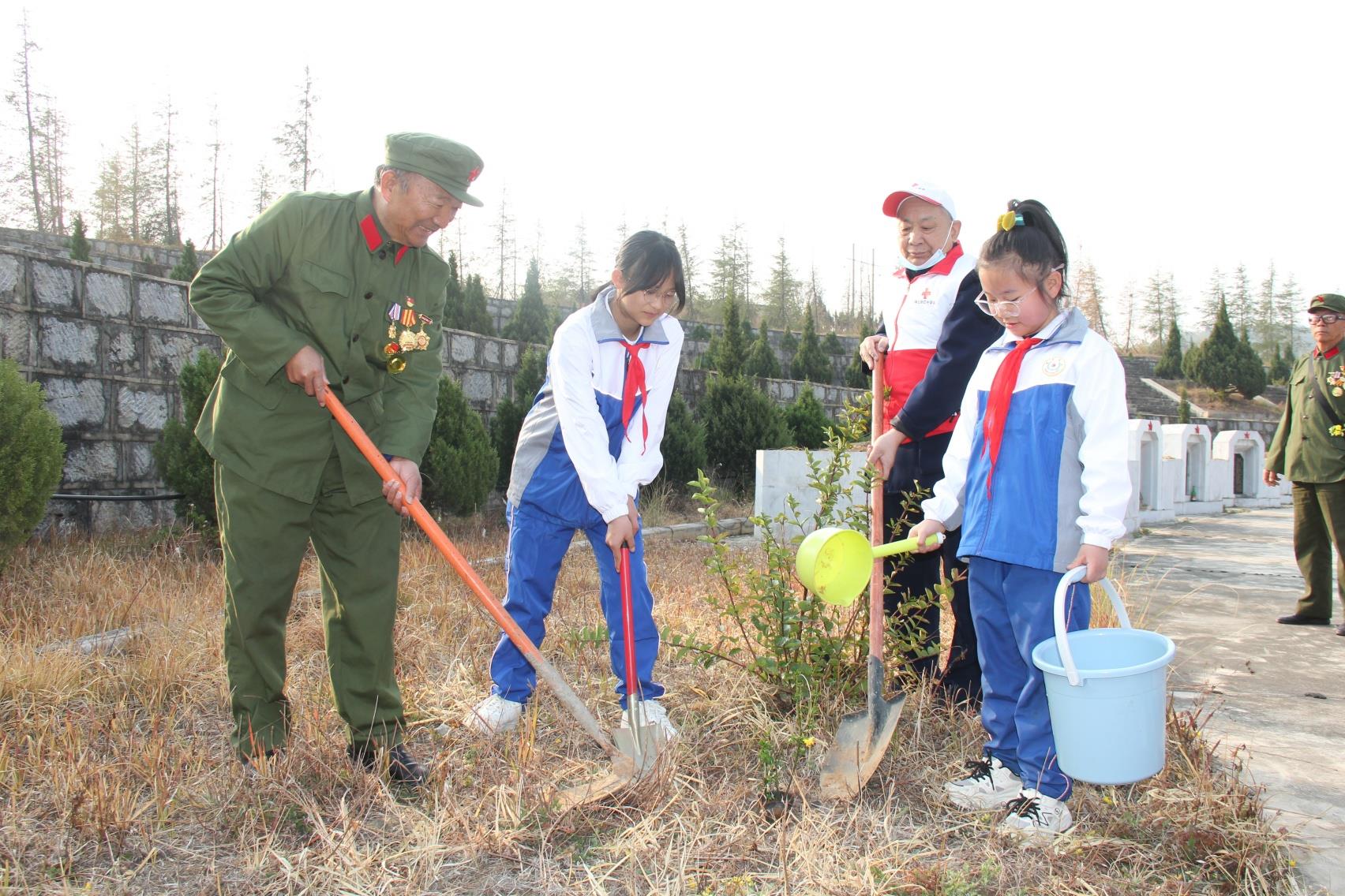 云南祥云红军小学组织学生到烈士陵园参加学雷锋植树活动