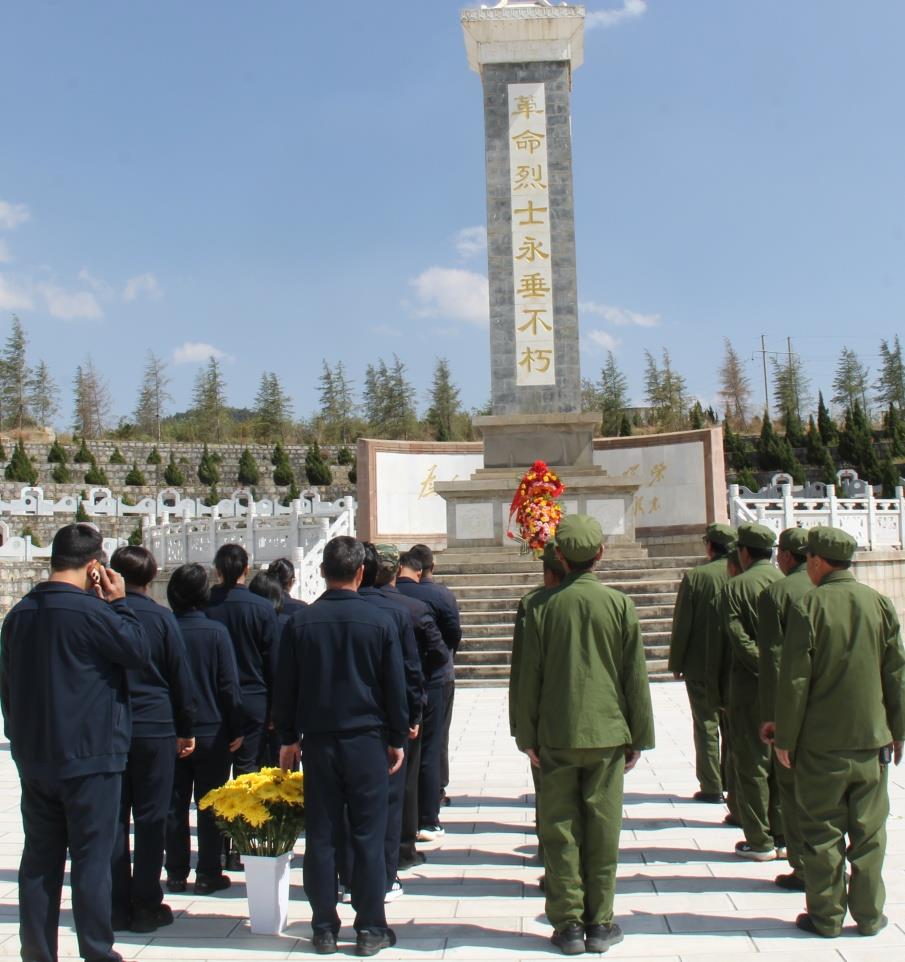 云南祥云县退役军人事务局组织开展清明节祭扫烈士陵园活动