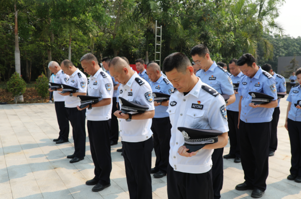 清明祭英烈 赓续戍边魂——云南省公安厅 水上巡逻总队开展清明节祭扫烈士墓活动