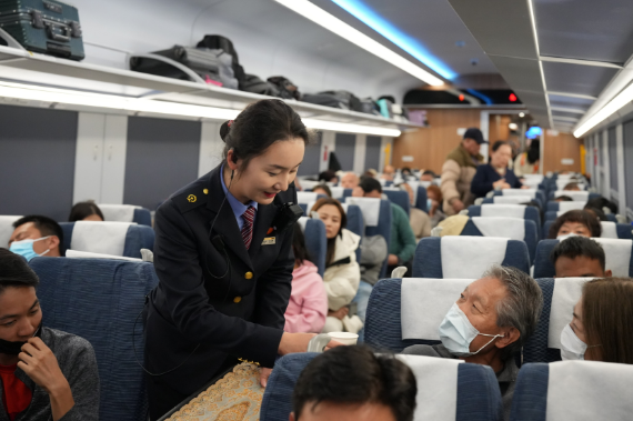 中老铁路国际旅客列车开行三周年： 累计发送跨境旅客超80万人次