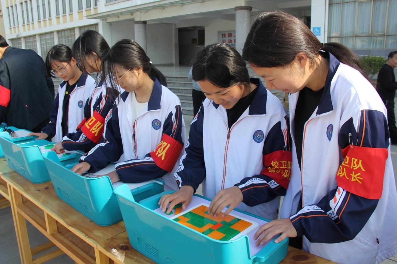 云南祥云县科技大篷车进职中