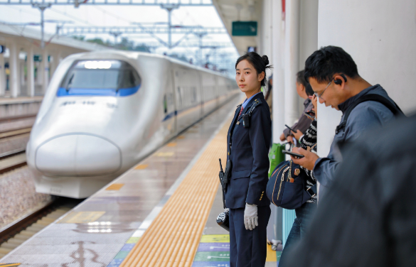 云南铁路“五一”假期运输29日启动 ——预计发送旅客368万人次 多项新举措服务旅客便捷出行