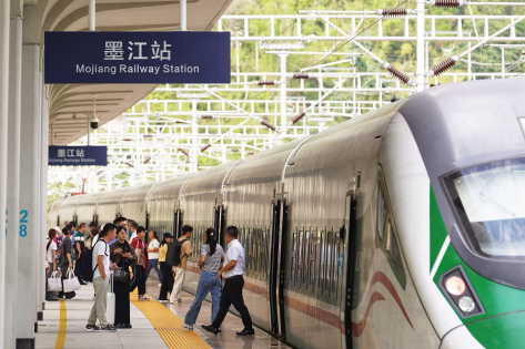 云南：铁路多举措服务“第二十届墨江北回归线国际双胞胎节”