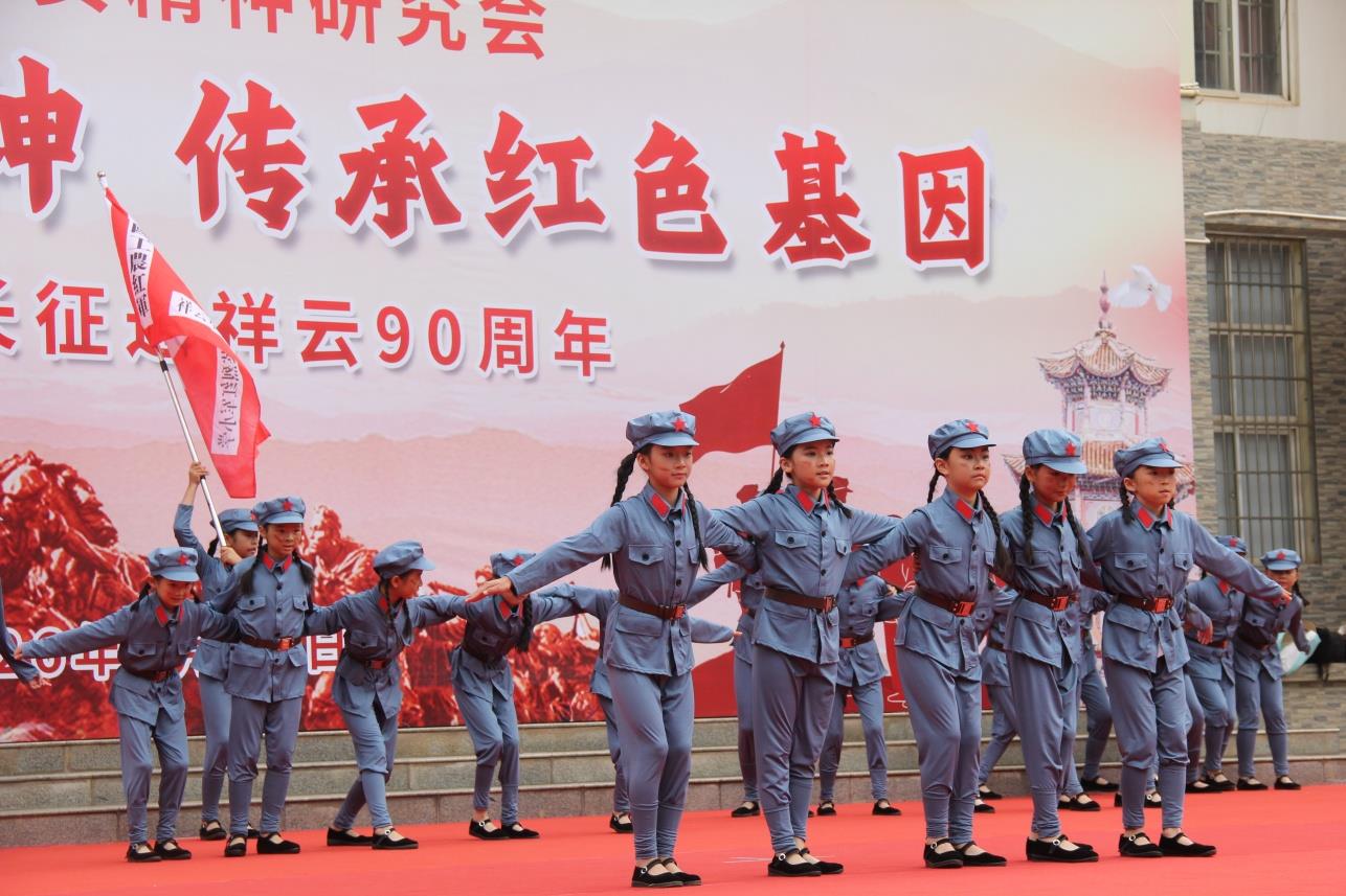 云南祥云县城西社区完小教育拥军结硕果