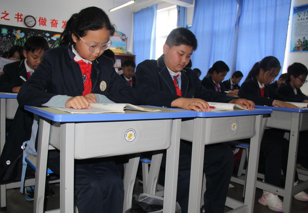 云南祥云红军小学用好军队捐赠物资上好思品课