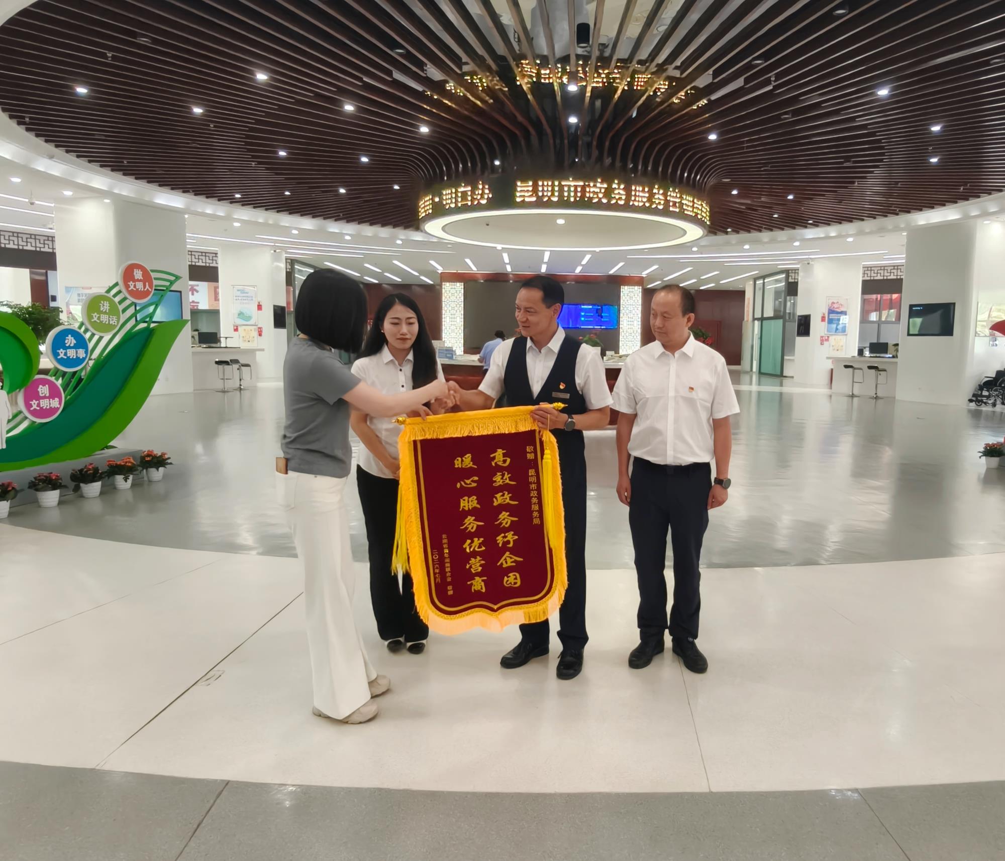锦旗致谢暖人心 纾困解难显担当  一周攻坚破解商圈十余年违建顽疾