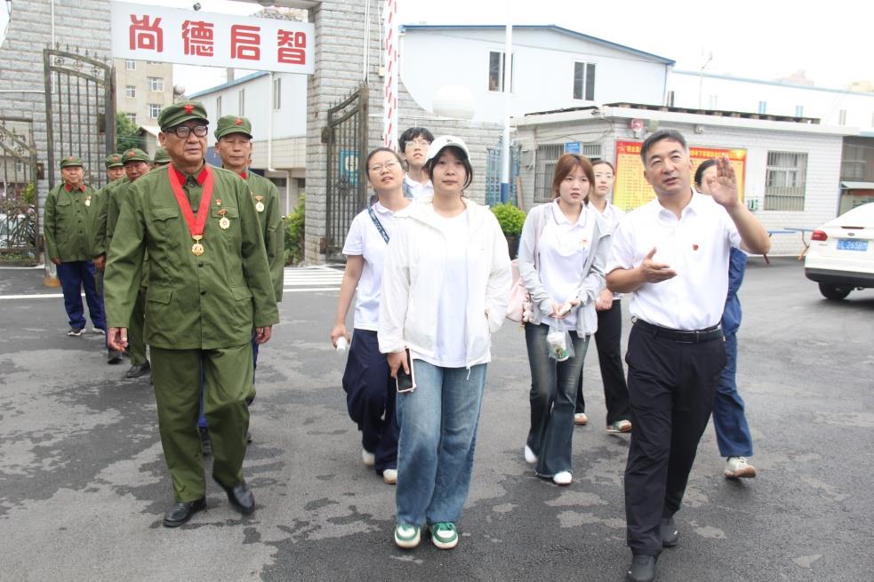 红军小学笑意浓