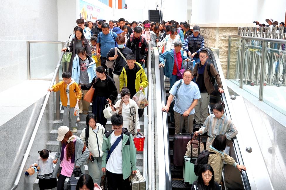 高原“天路”架起“幸福桥”：丽香铁路运输旅客突破1000万人次