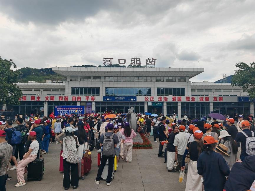 云南铁路暑运入境游持续火热