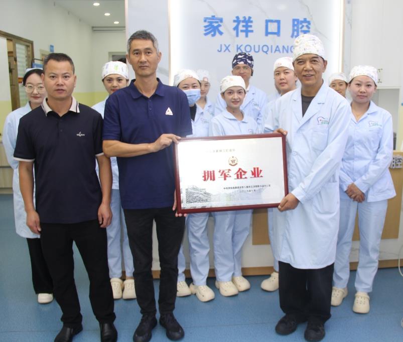 云南祥云县退役军人事务局为拥军企业授牌