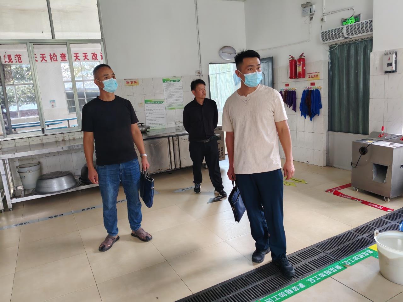 鲁史镇永新中心学校：节前联合督查  护航假期平安
