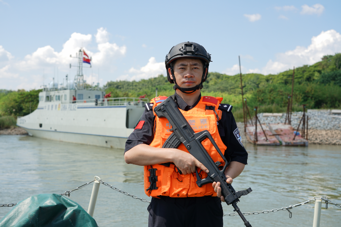 华诞护澜湄 踏浪守平安：筑牢湄公河航道安全防线