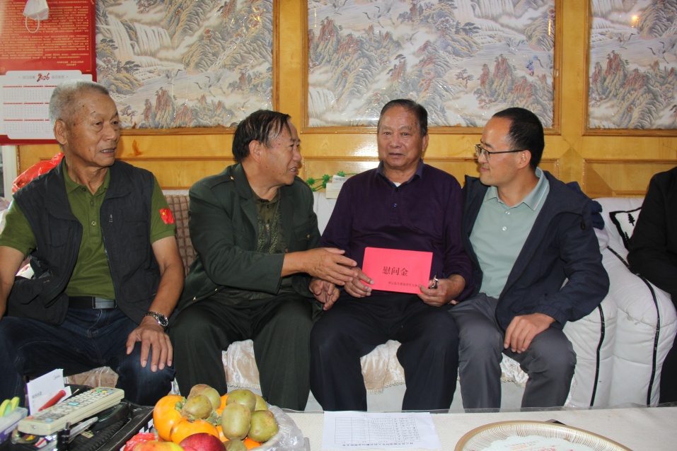 云南祥云县关爱退役军人协会看望慰问祥城、刘厂两镇高龄会员
