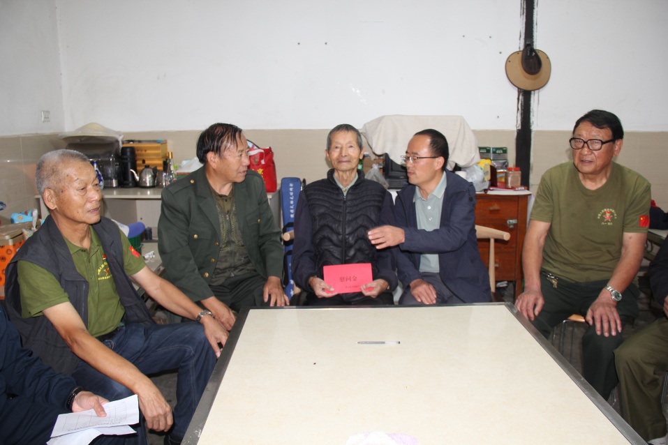 云南祥云县关爱退役军人协会看望慰问祥城镇高龄会员